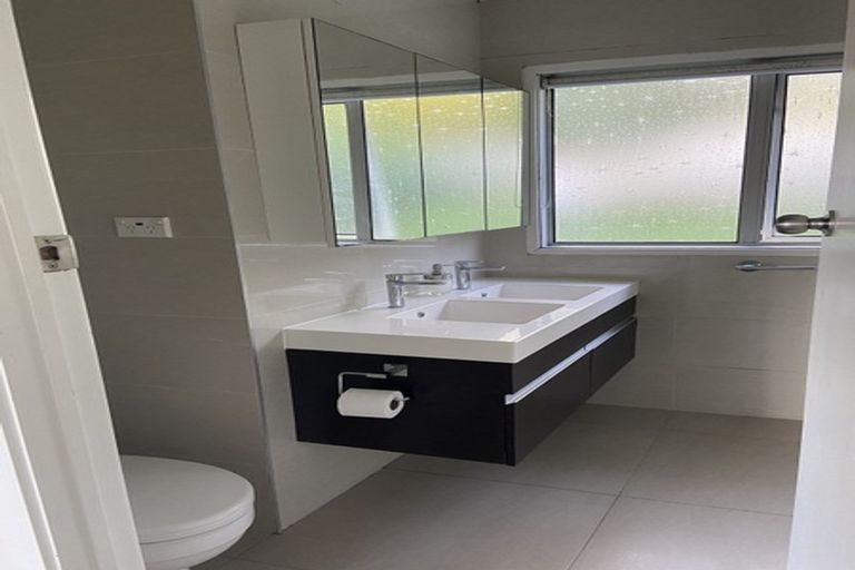 Photo of property in 1/26 Noeleen Street, Glenfield, Auckland, 0629