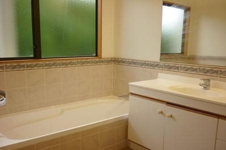 Photo of property in 1/885 East Coast Road, Northcross, Auckland, 0632