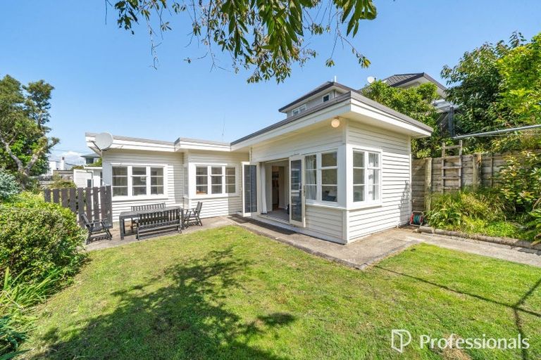 Photo of property in 6 Te Whiti Grove, Korokoro, Lower Hutt, 5012