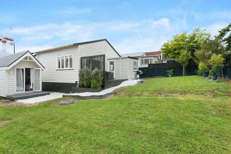 Photo of property in 4 Bowers Road, Glen Eden, Auckland, 0602