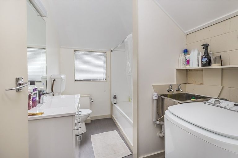 Photo of property in 128 Akaroa Drive, Maupuia, Wellington, 6022