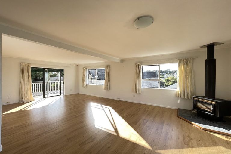 Photo of property in 2/127 Stapleford Crescent, Browns Bay, Auckland, 0630