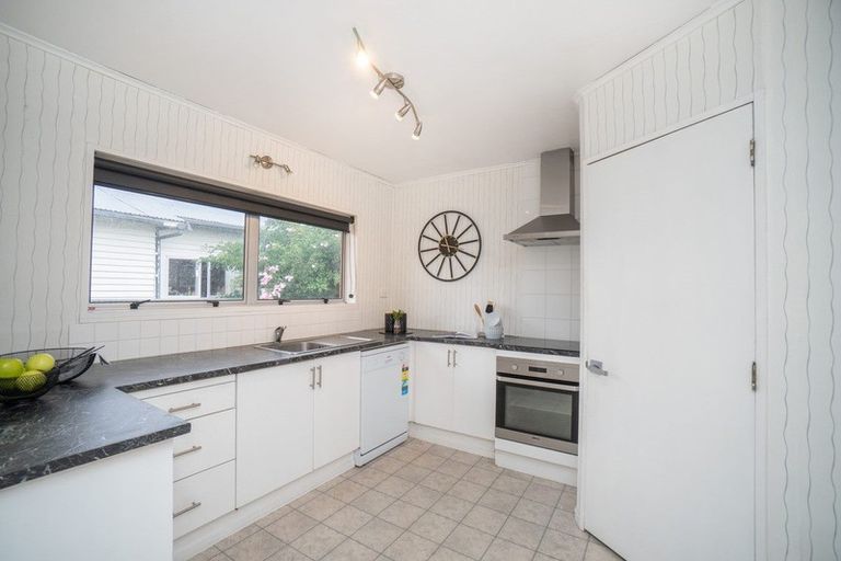 Photo of property in 24 Chelwood Street, Takaro, Palmerston North, 4412