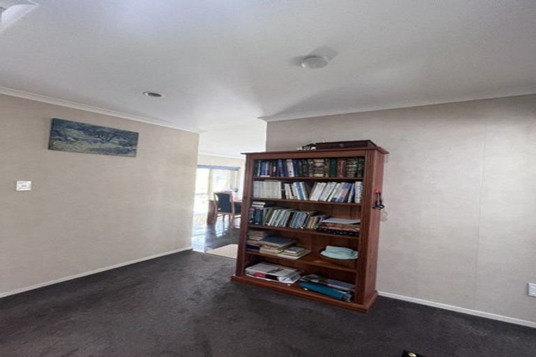 Photo of property in 8 Dainton Place, New Lynn, Auckland, 0600