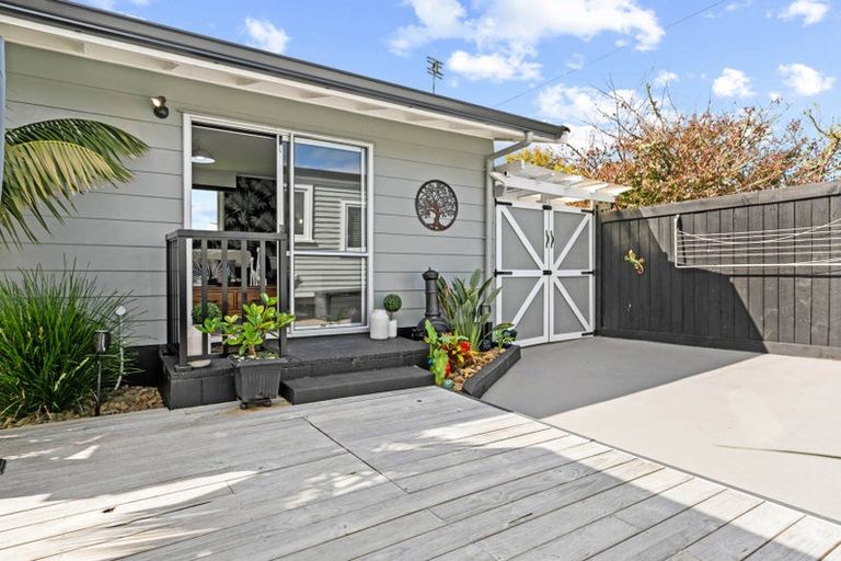 Photo of property in 84 Shaw Road, Oratia, Auckland, 0604
