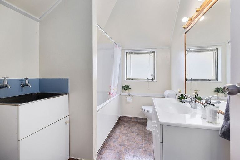 Photo of property in 138 Akaroa Drive, Maupuia, Wellington, 6022