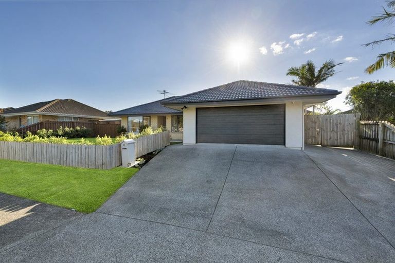 Photo of property in 6 Frank Bunce Grove, Flat Bush, Auckland, 2019