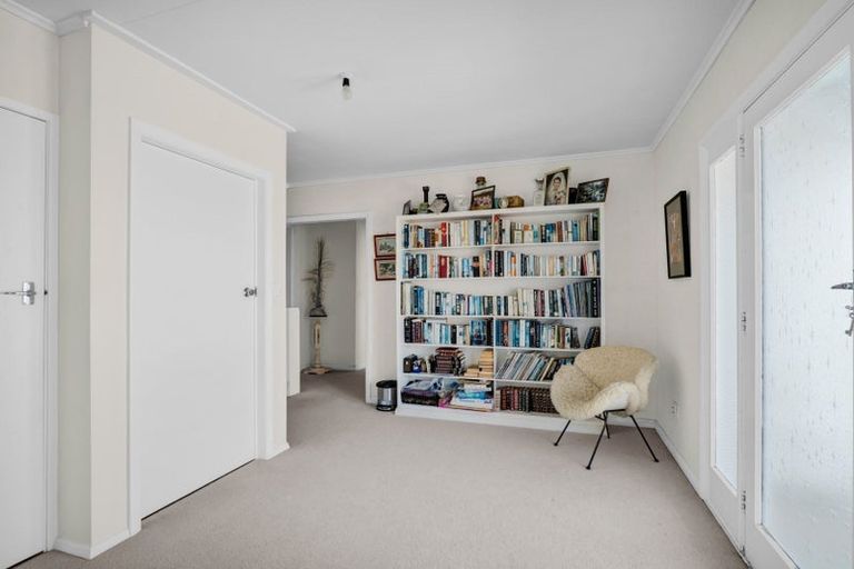 Photo of property in 1 Catherine Crescent, Moturoa, New Plymouth, 4310