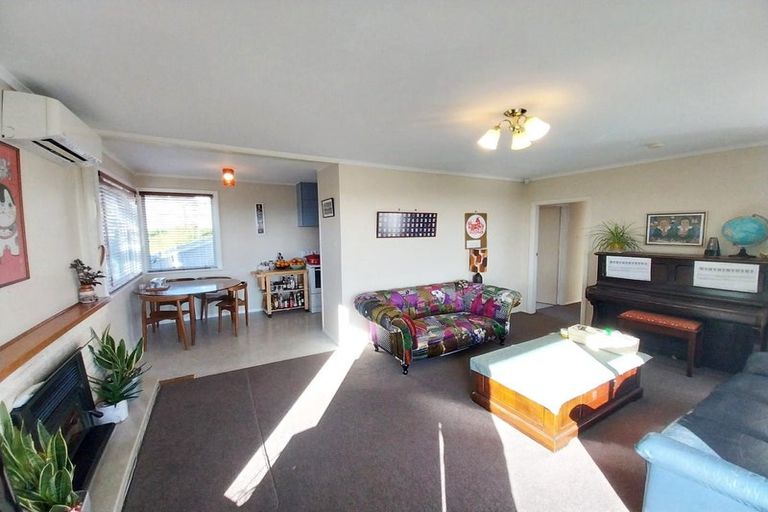 Photo of property in 10 Paparangi Crescent, Paparangi, Wellington, 6037