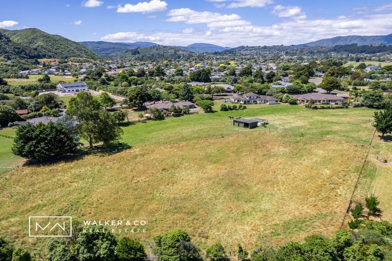 Photo of property in 15 Malcolm Gillies Grove, Totara Park, Upper Hutt, 5018