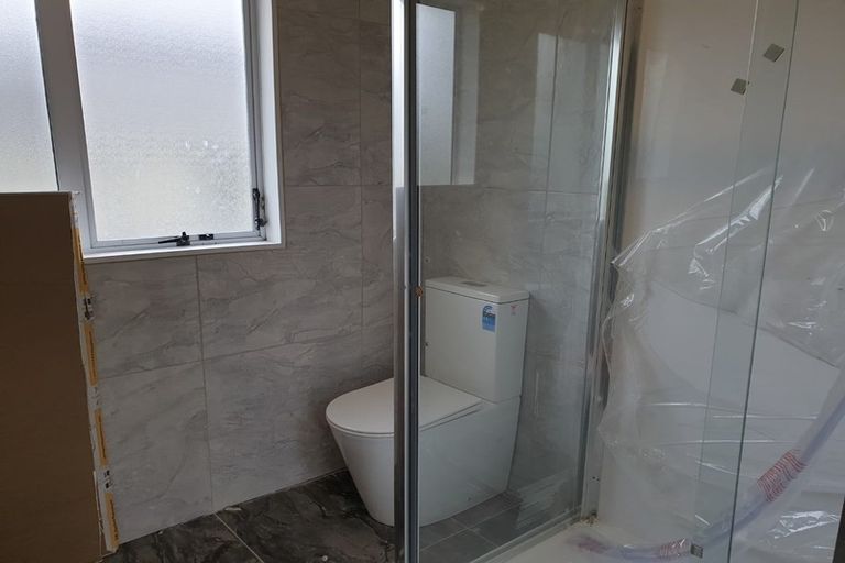 Photo of property in 1/2 Mallard Place, Unsworth Heights, Auckland, 0632