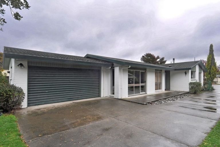 Photo of property in 38 Camberwell Place, Avonhead, Christchurch, 8042