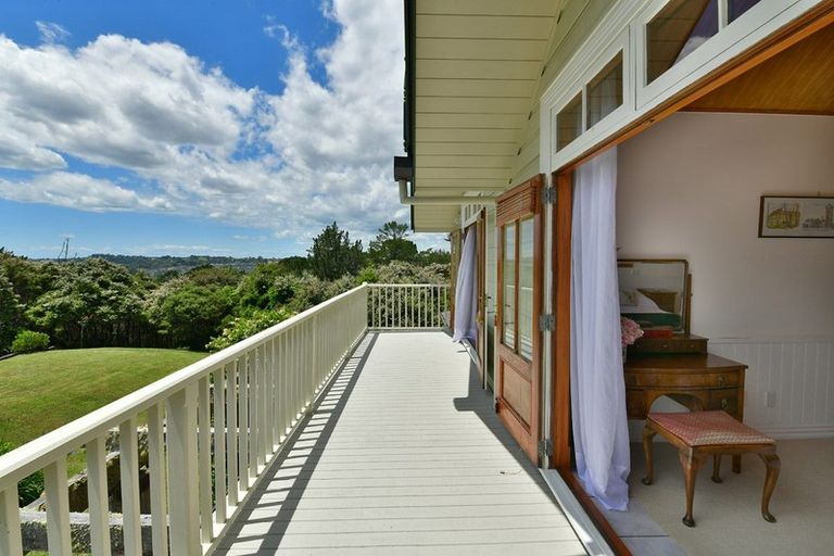 Photo of property in 33 Te Araroa Drive, Paremoremo, Auckland, 0632