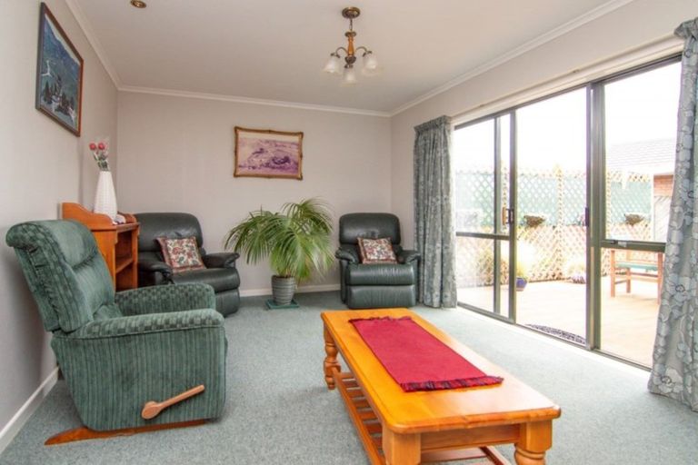 Photo of property in 14 Rosebank Avenue, Kelvin Grove, Palmerston North, 4414