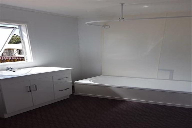 Photo of property in 2/24 Solveig Place, Randwick Park, Auckland, 2105