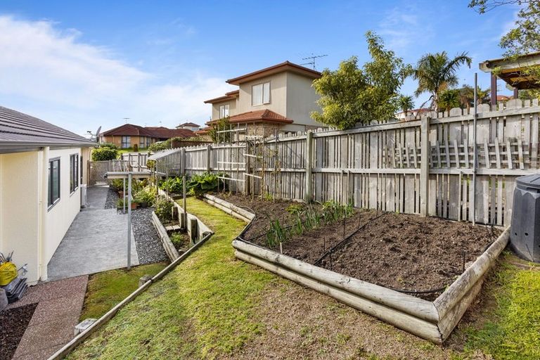 Photo of property in 56 Black Teal Close, Unsworth Heights, Auckland, 0632