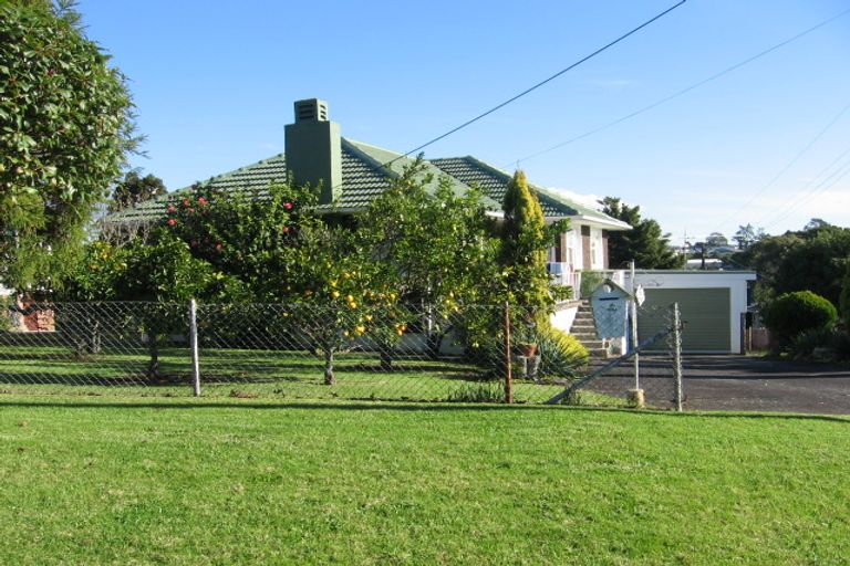 Photo of property in 114 Flanshaw Road, Te Atatu South, Auckland, 0610