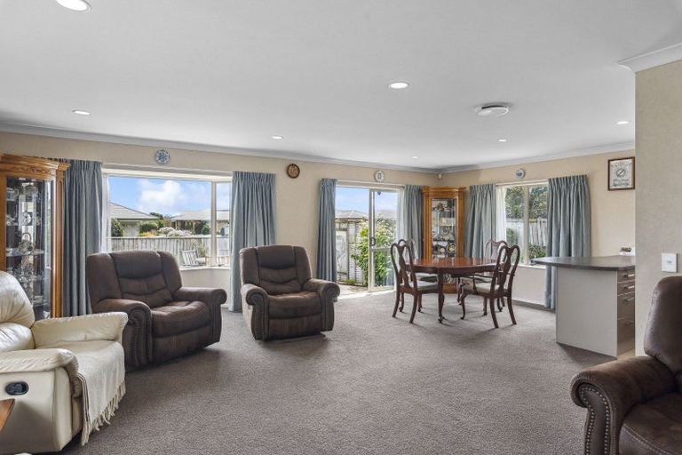 Photo of property in 15 Balmerino Grove, Waikanae, 5036