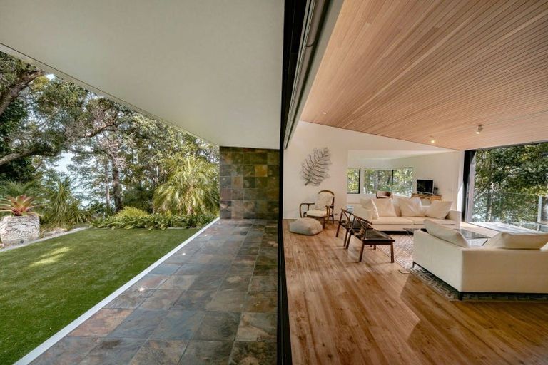 Photo of property in 34 Arapito Road, Titirangi, Auckland, 0604