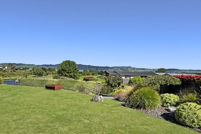 Photo of property in 5 Pukenamu Road, Rainbow Point, Taupo, 3330