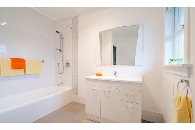 Photo of property in 330 Glengarry Road, Glen Eden, Auckland, 0602