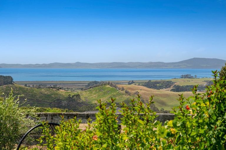 Photo of property in 154 Te Kanae Road, South Head, Helensville, 0874