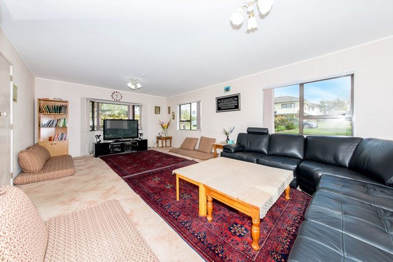 Photo of property in 4 Heversham Place, Glendene, Auckland, 0602