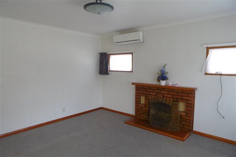 Photo of property in 53 Seaview Road, Marfell, New Plymouth, 4310