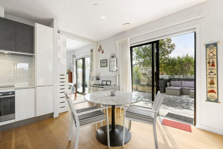 Photo of property in Frank Sargeson Apts, 4/80g Anzac Street, Takapuna, Auckland, 0622