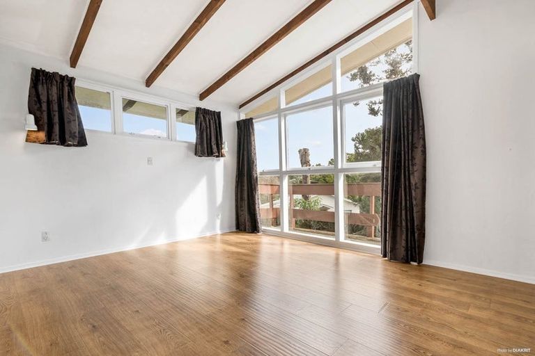 Photo of property in 28 Sunnyfield Crescent, Glenfield, Auckland, 0629