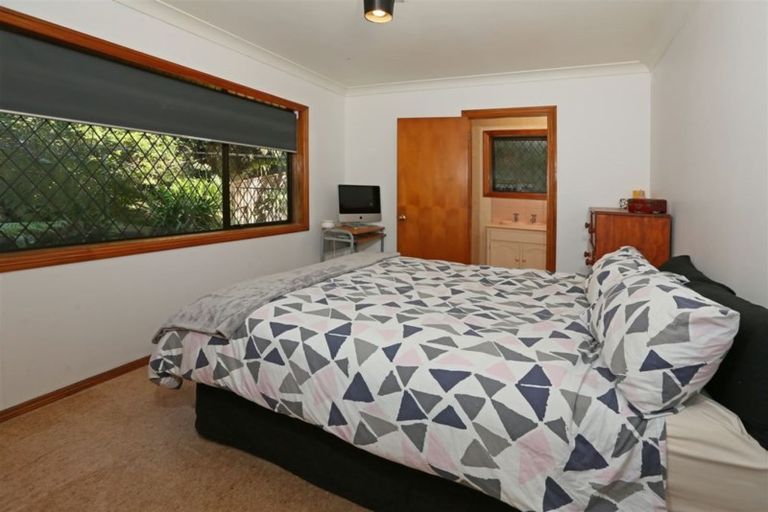 Photo of property in 99 Grassmere Road, Henderson Valley, Auckland, 0612