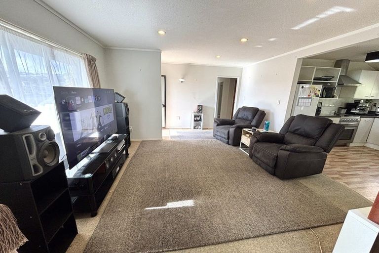 Photo of property in 22 Albatross Close, Whitby, Porirua, 5024