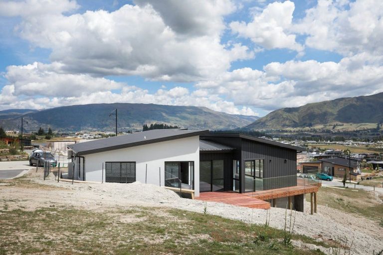 Photo of property in 13 Akitu Rise, Wanaka, 9305