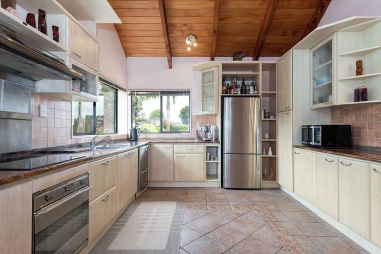 Photo of property in 33 Booralee Avenue, Botany Downs, Auckland, 2010