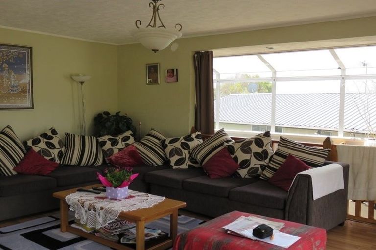 Photo of property in 10 Beauchamp Drive, Massey, Auckland, 0614