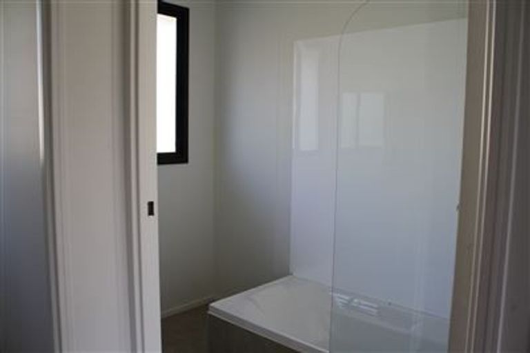 Photo of property in 28 Devonshire Road, Unsworth Heights, Auckland, 0632