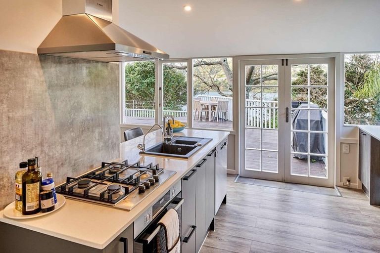 Photo of property in 28 Seaview Road, Paremata, Porirua, 5024