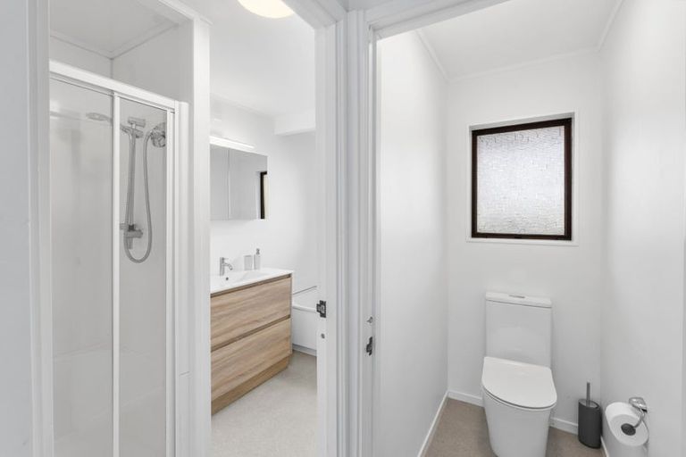 Photo of property in 2/5 Hanlon Crescent, Narrow Neck, Auckland, 0624