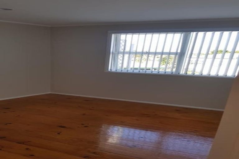 Photo of property in 1/212 Sunnynook Road, Totara Vale, Auckland, 0627