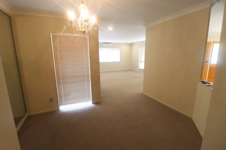 Photo of property in 6 Silkwood Grove, Totara Heights, Auckland, 2105