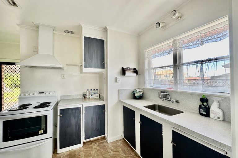 Photo of property in 15 Seddon Avenue, Papatoetoe, Auckland, 2104