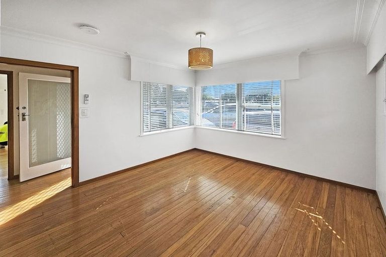 Photo of property in 7 West Coast Road, Glen Eden, Auckland, 0602