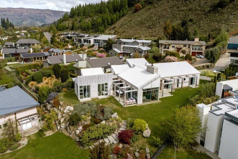 Photo of property in 14 Sunrise Bay Drive, Wanaka, 9305