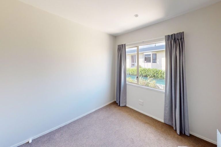 Photo of property in 74 Dress Circle, Newlands, Wellington, 6037