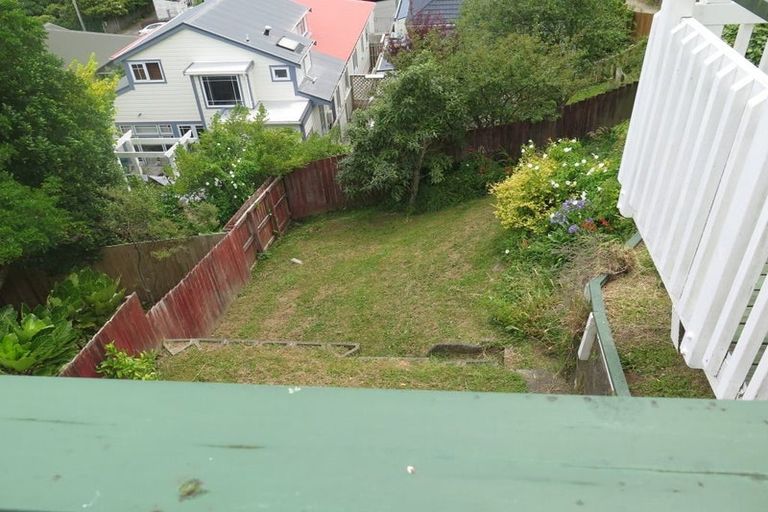 Photo of property in 28 Melbourne Road, Island Bay, Wellington, 6023