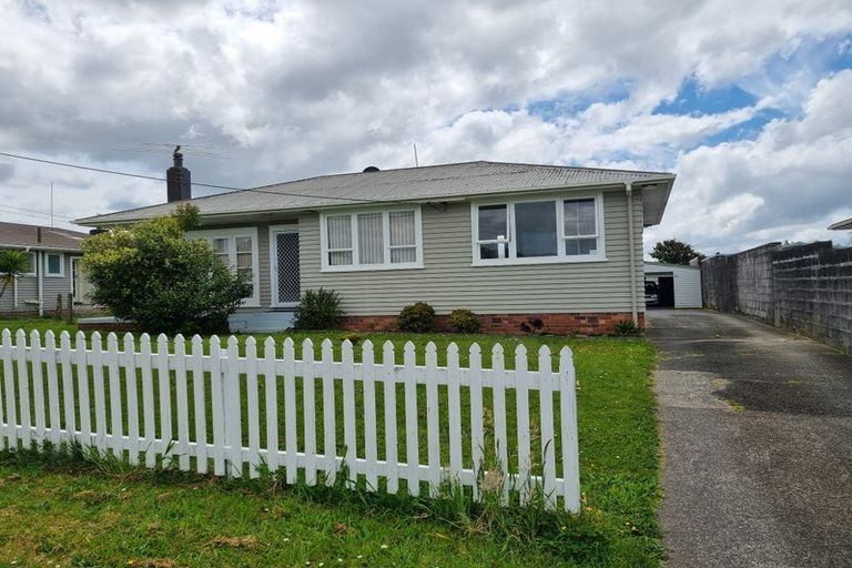 Photo of property in 42 Woodford Avenue, Henderson, Auckland, 0610