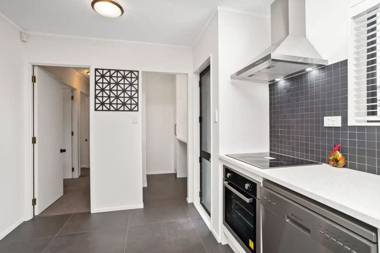 Photo of property in 2/303a Great North Road, Henderson, Auckland, 0612