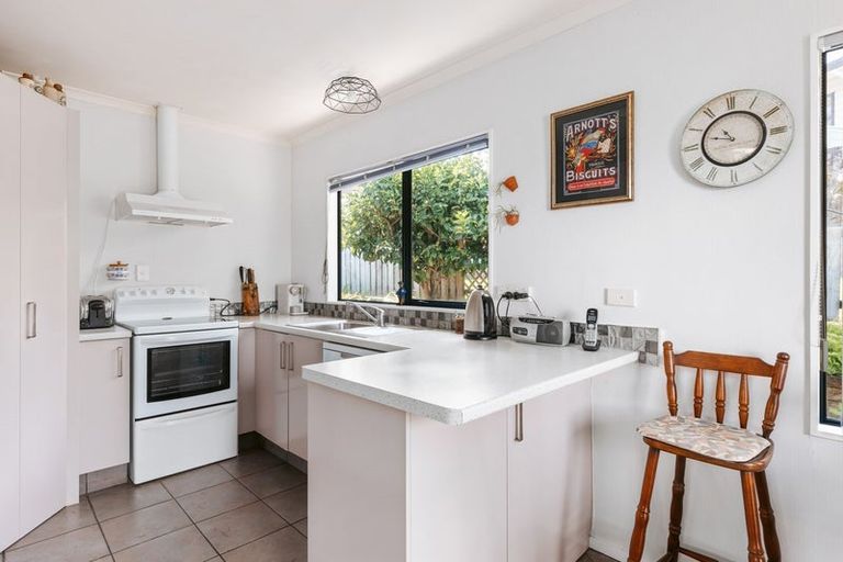 Photo of property in 16 Margaret Drive, Omokoroa, 3114