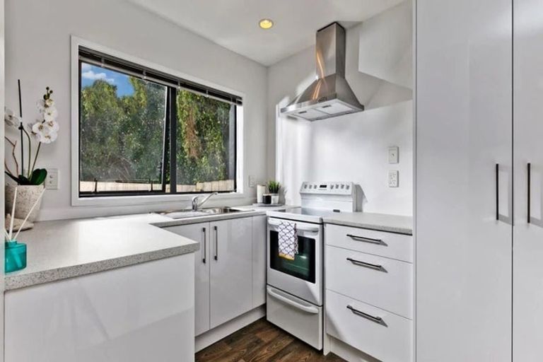 Photo of property in 1/5 Kilham Avenue, Northcote, Auckland, 0627