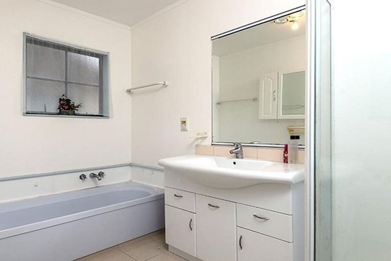 Photo of property in 2/16 De Quincey Terrace, Highland Park, Auckland, 2010